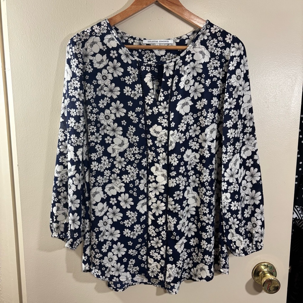 Collective Concepts Navy and White Floral Blouse Size L